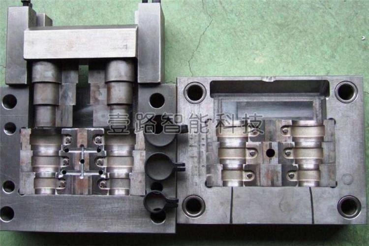 檢查塑膠模具的限位開關是否異常，斜銷、斜頂是否異常